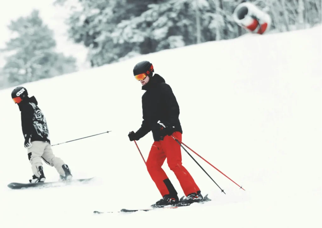 Zdjęcie mężczyzn na nartach zjeżdżającego ze stoku narciarskiego