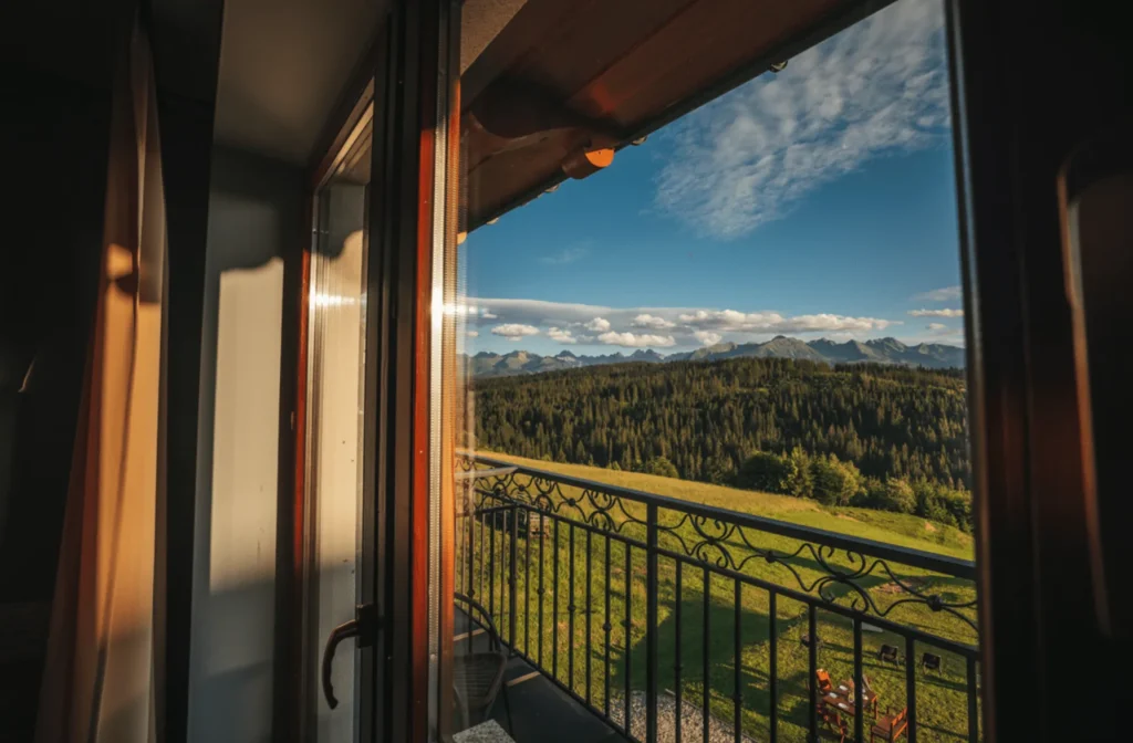 WIdok na leśny krajobraz z pokoju hotelu "Pod Gontem"