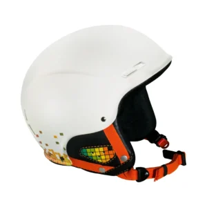 Zdjęcie przedstawia kask narciarski na białym tle