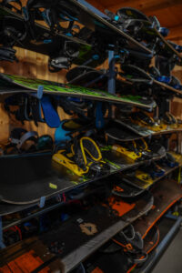 Zdjęcie przedstawia deski snowboardowe