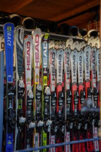 Zdjęcie przedstawia narty